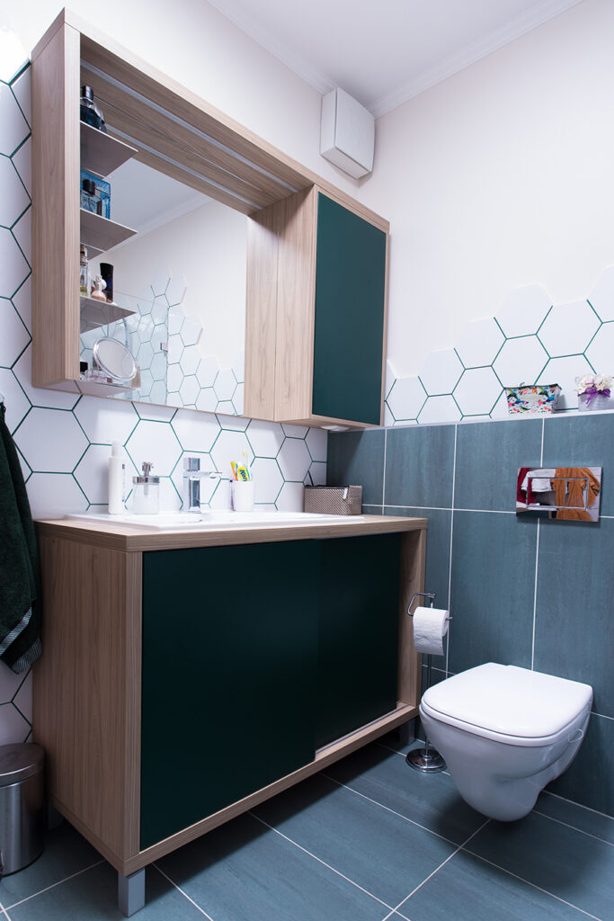 társasházi lakás - fürdőszoba hatszög csempével, kontrasztos színekkel
