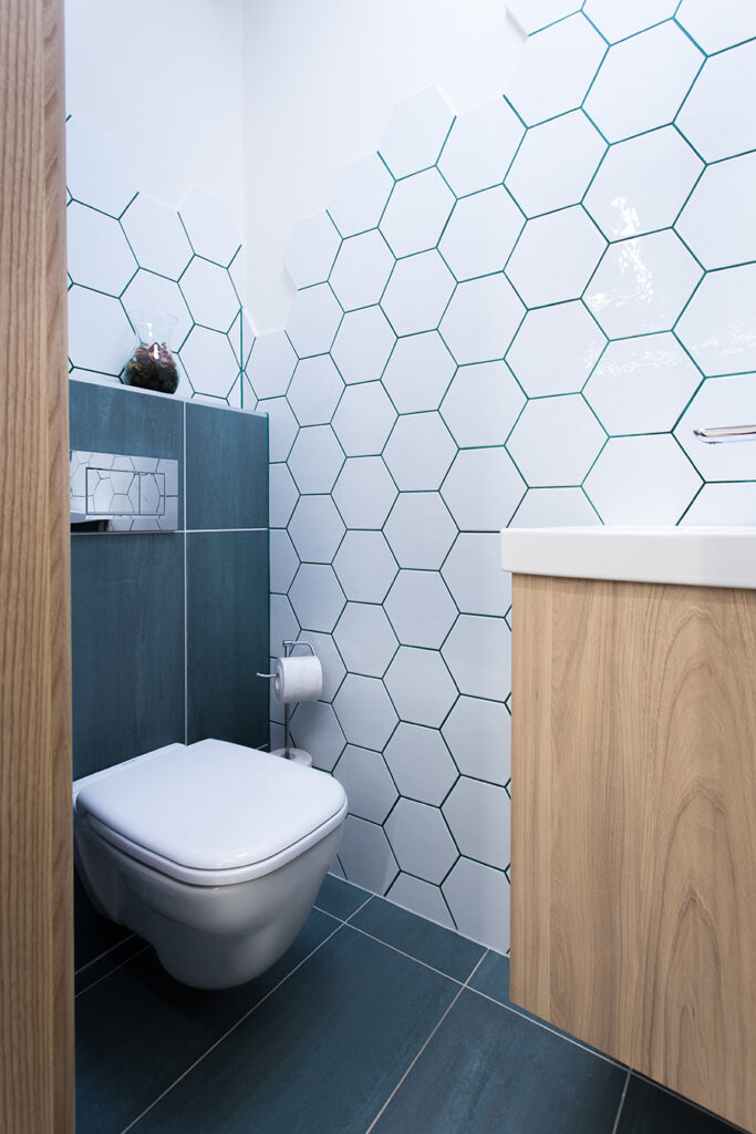 Társasházi lakás - WC helyiség hatszög csempe burkolattal, kontrasztos színekkel