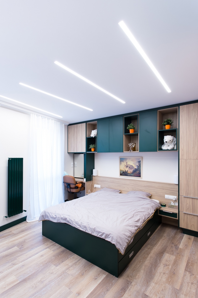 Társasházi lakás felújítása - hálószoba kontrasztos színekkel