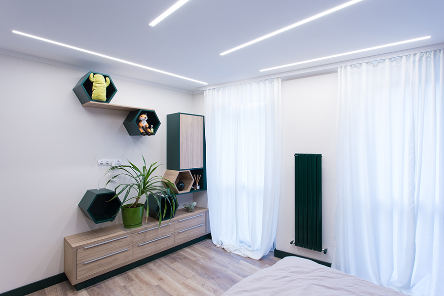 Társasházi lakás felújítása - hálószoba méhsejt polcokkal, színhangsúlyos design radiátorral